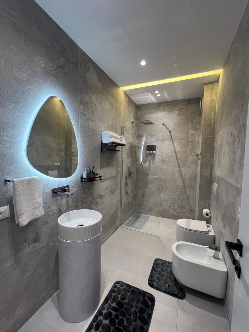 Shower, Toilet, Bathroom, towels