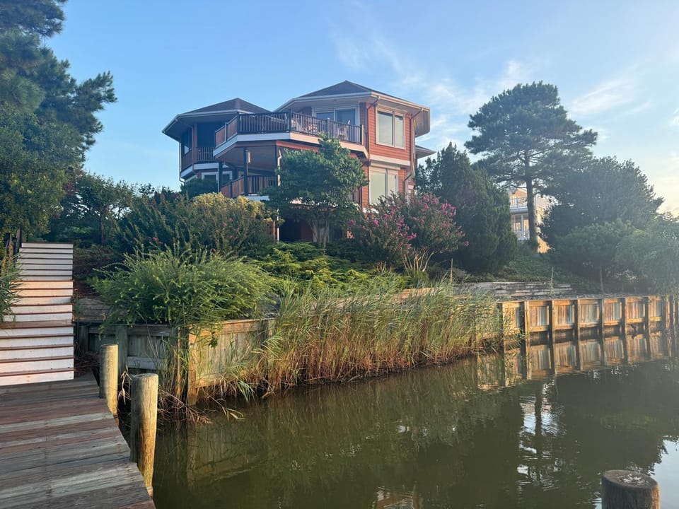 Property building, Natural landscape, Garden, Garden view, Lake view