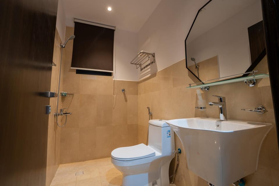 Shower, Toilet, Bathroom, Bath, bidet, towels