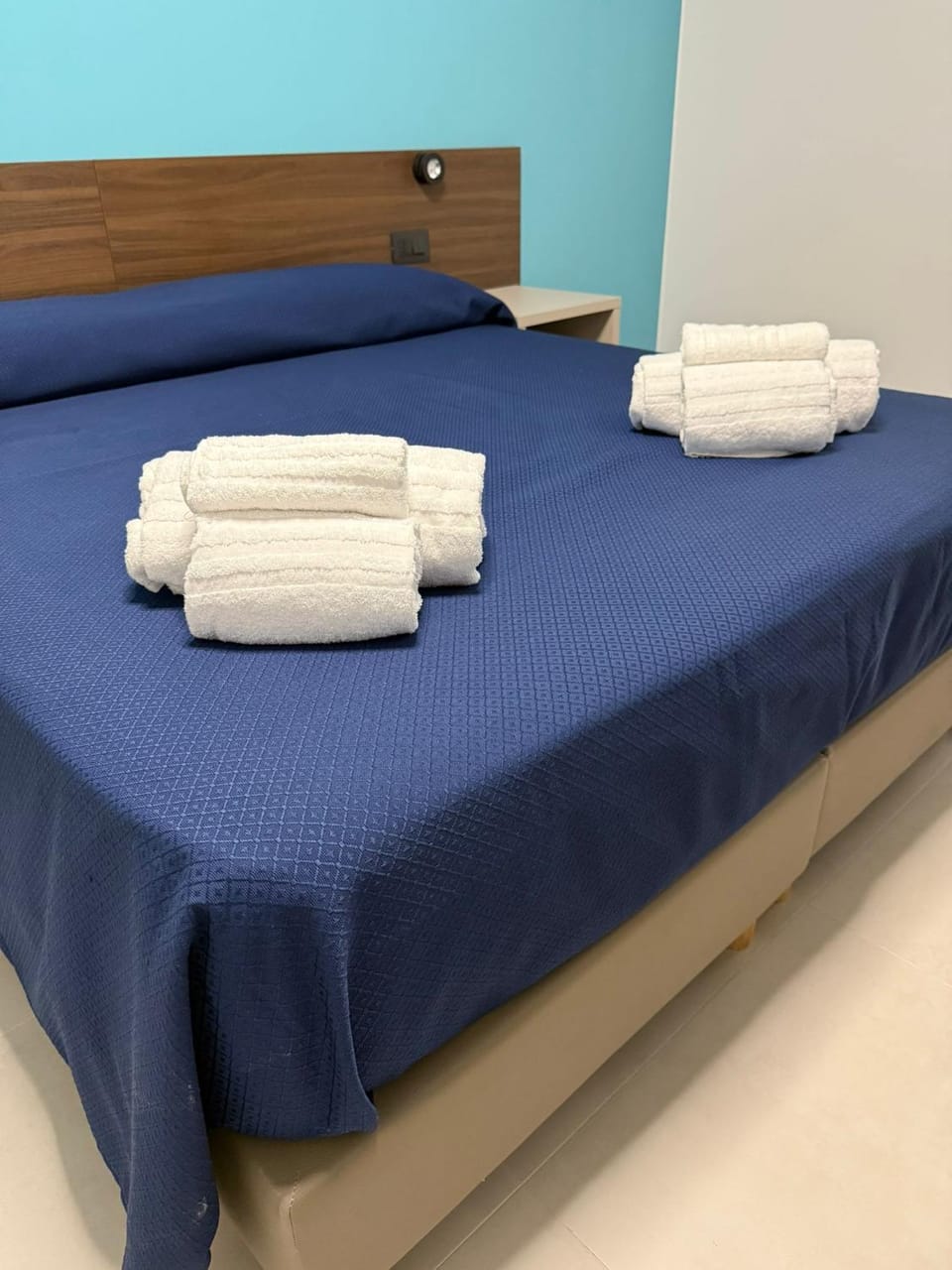 Bed, Bedroom, towels