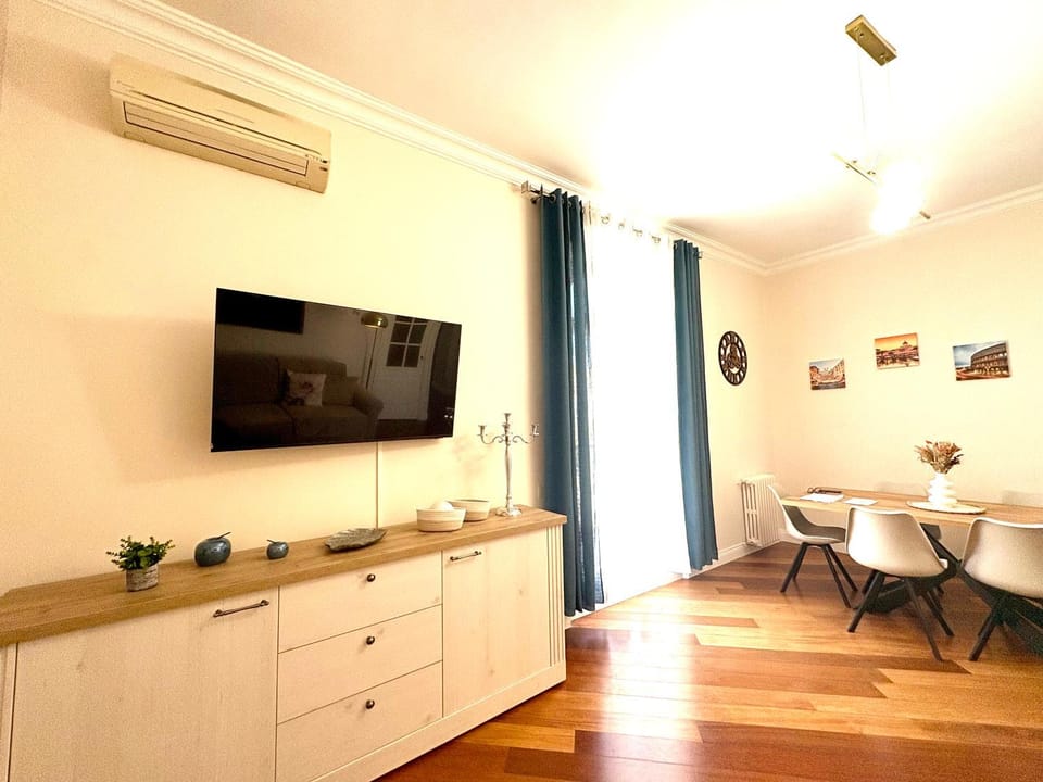 Communal lounge/ TV room, TV and multimedia, Dining area