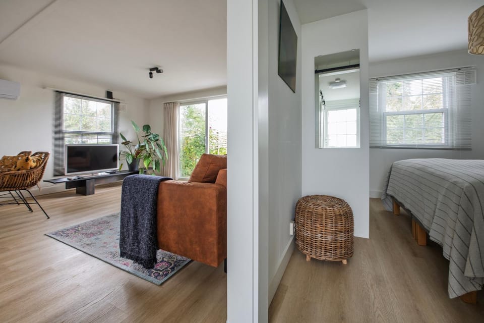 TV and multimedia, Living room, Seating area, Bedroom