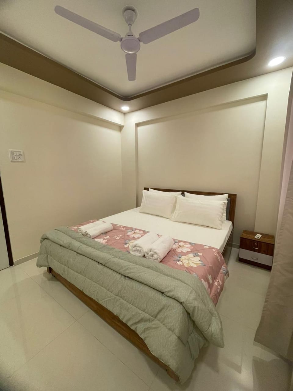 Bed, Bedroom, towels