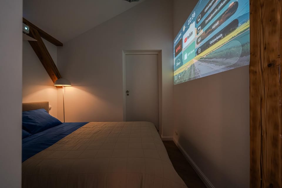 Bed, TV and multimedia, Bedroom