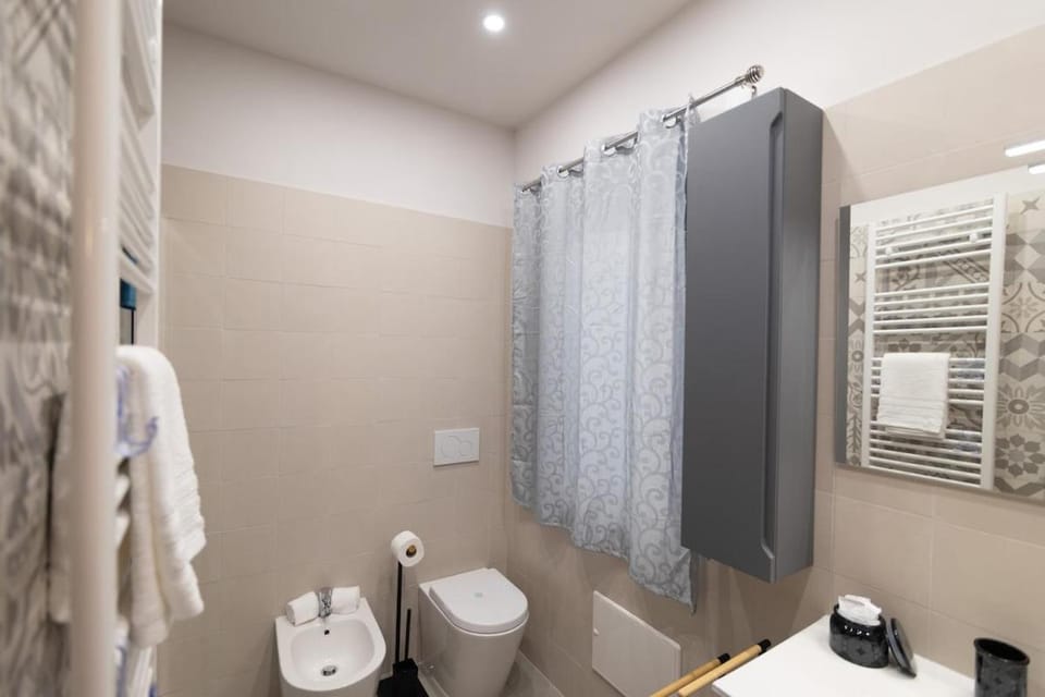 Shower, Toilet, Bathroom, bidet, towels