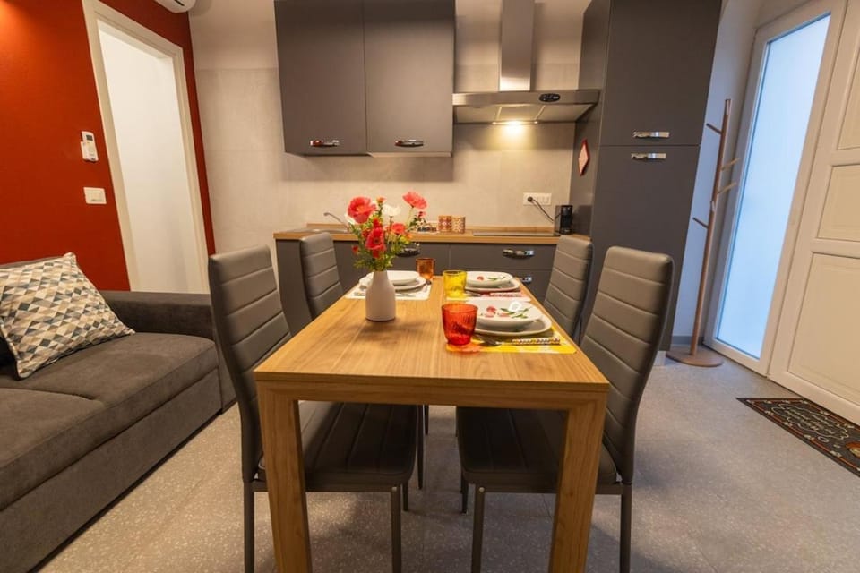 Kitchen or kitchenette, Dining area