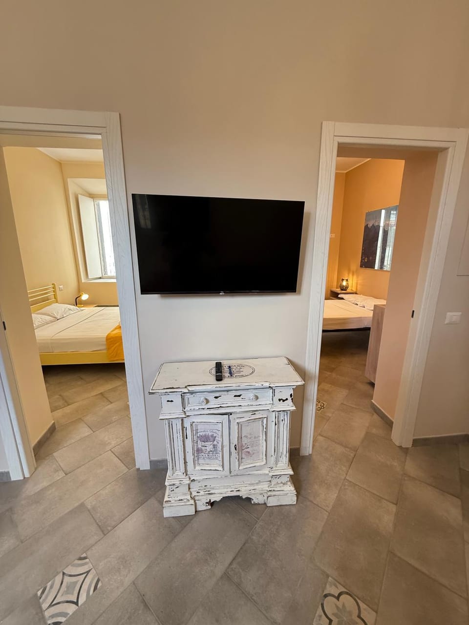 Communal lounge/ TV room, Bed, TV and multimedia, Living room, Photo of the whole room, Seating area, Bedroom