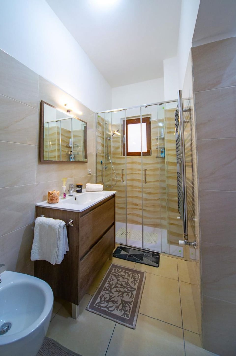 Shower, Toilet, Bathroom, towels