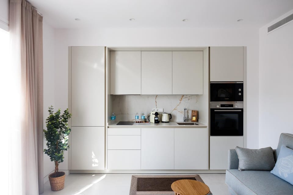 Coffee/tea facilities, Kitchen or kitchenette, Living room, stove