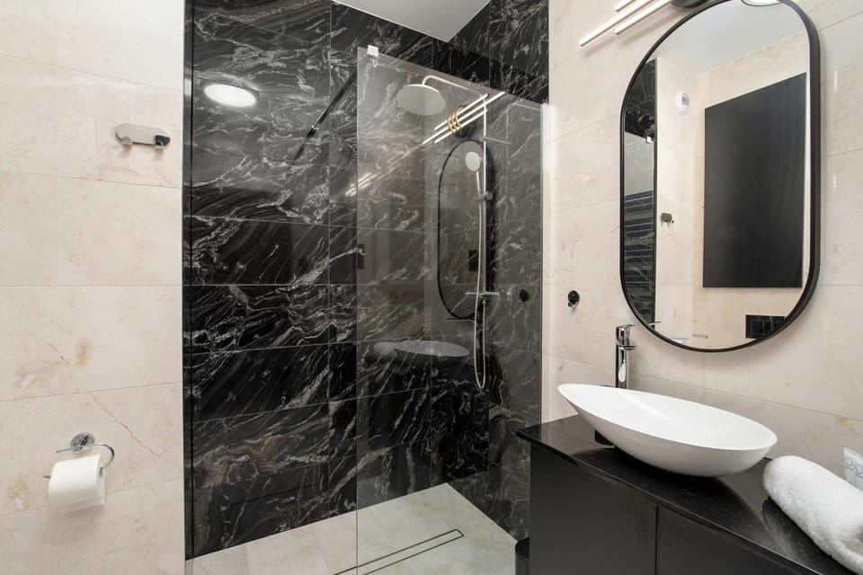 Shower, Toilet, Bathroom, towels