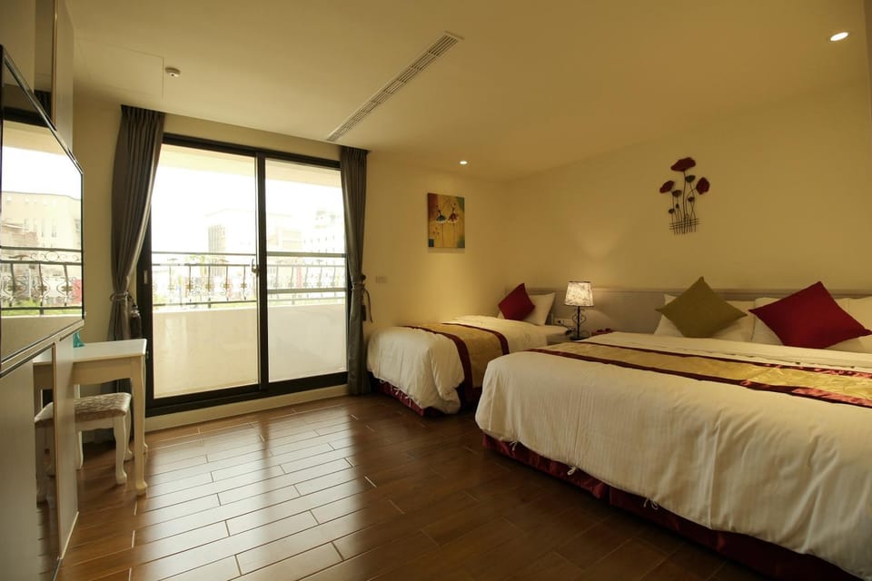 Shower, Toilet, Bathroom, Balcony/Terrace, Photo of the whole room, Bedroom, Mountain view, Street view, bunk bed