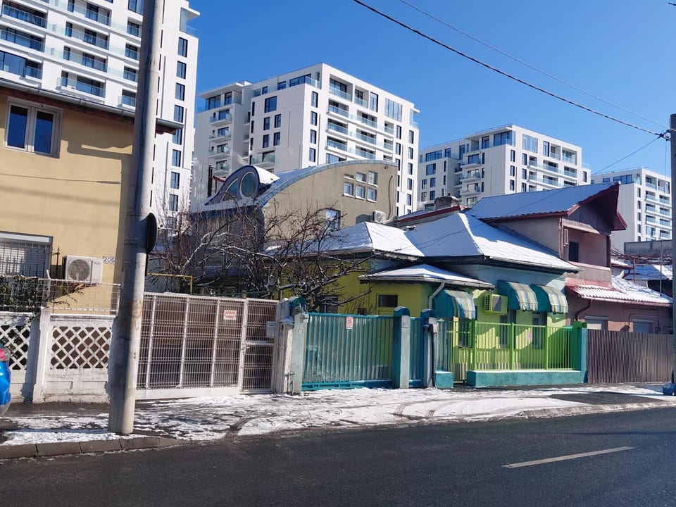 Artsy entire House, fully equipped, 2 rooms, 2 beds, parking, all to yourself! House in Bucharest