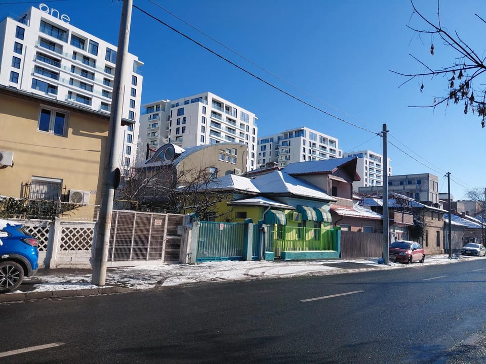 Artsy entire House, fully equipped, 2 rooms, 2 beds, parking, all to yourself! House in Bucharest