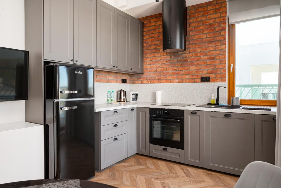 Coffee/tea facilities, Kitchen or kitchenette, dishwasher, oven, stove