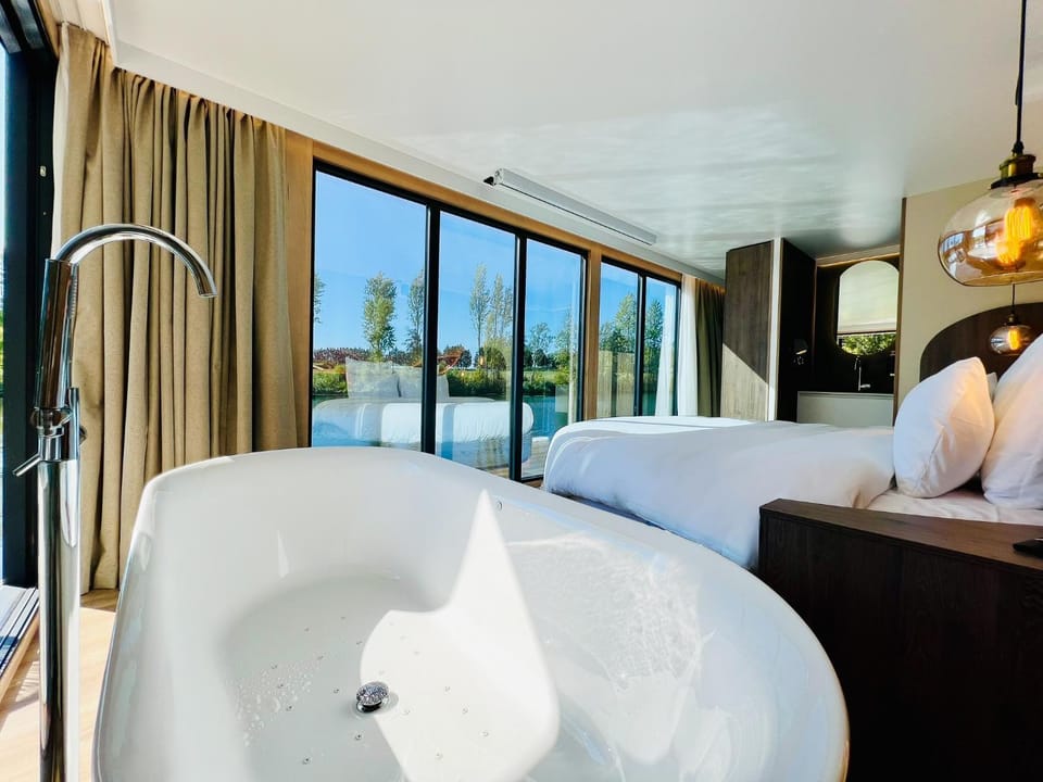 Bed, Natural landscape, Hot Tub, Bathroom, Photo of the whole room, Bedroom, Bath, towels