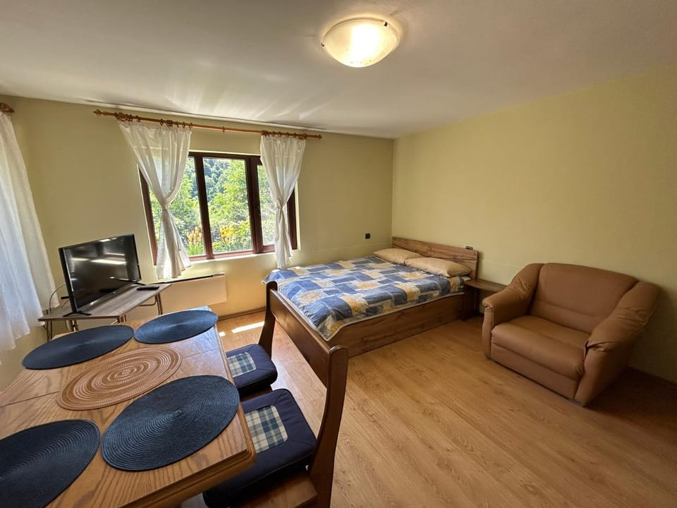 TV and multimedia, Seating area, Bedroom
