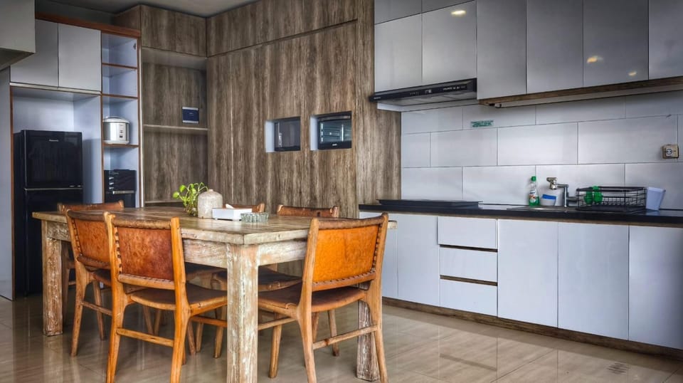 Kitchen or kitchenette, Dining area, stove