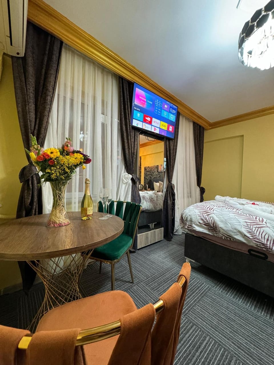 Communal lounge/ TV room, Bed, TV and multimedia, Living room, Photo of the whole room, Seating area, Dining area, Bedroom, hair dresser