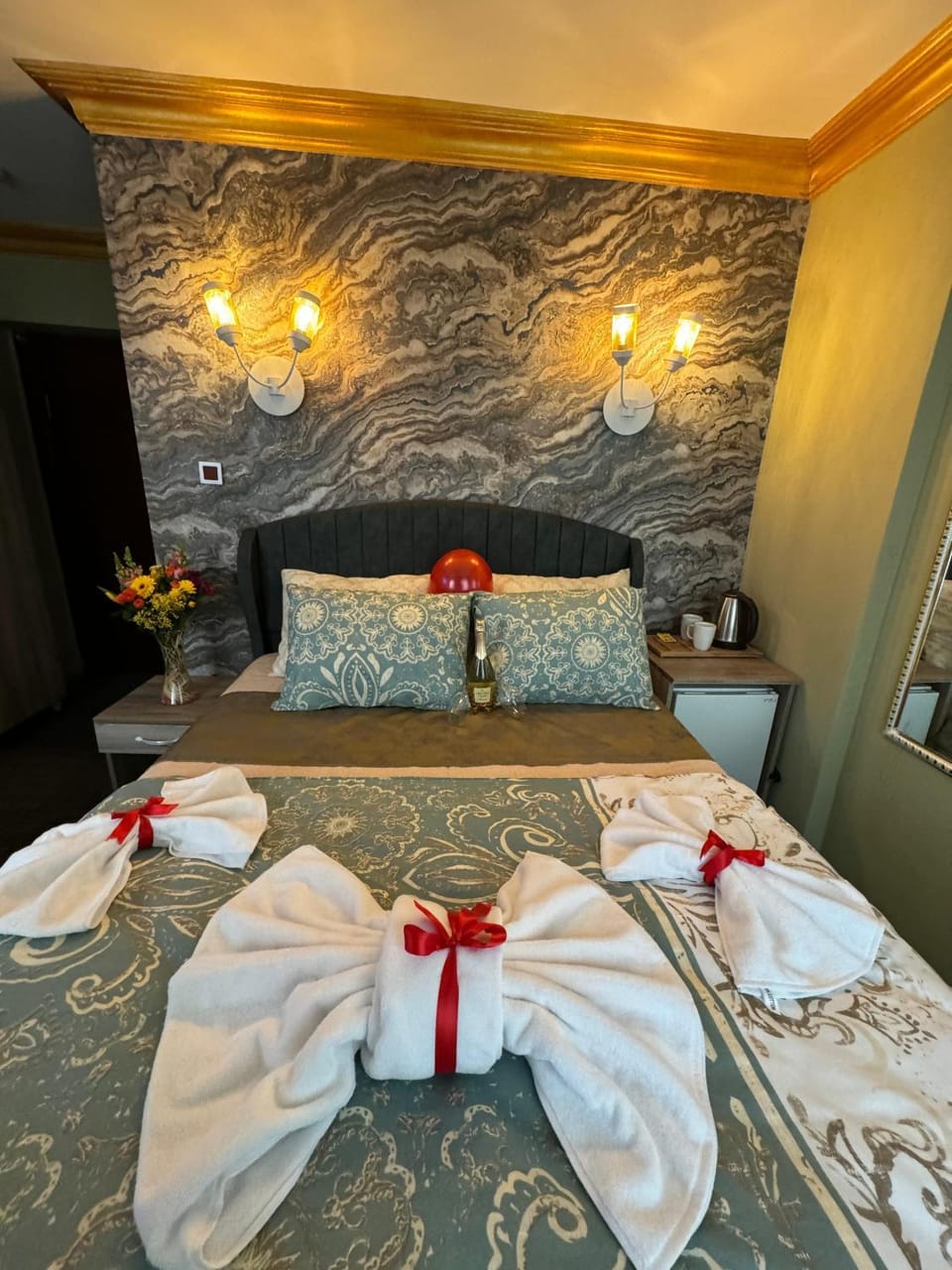 Bed, Photo of the whole room, Bedroom, towels