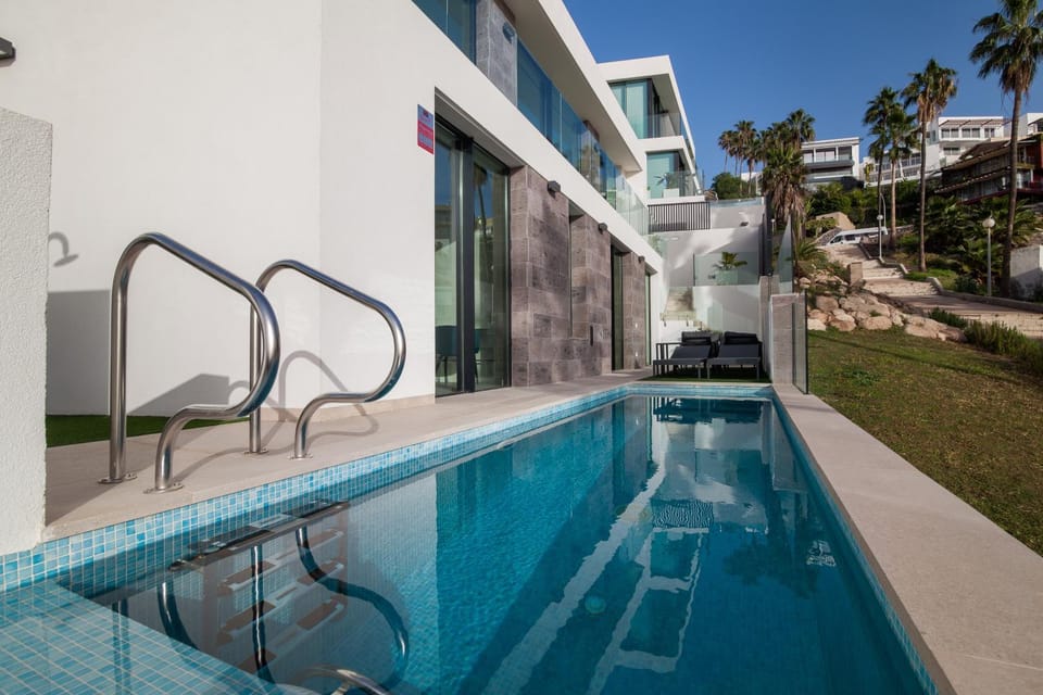 Property building, Day, Swimming pool, sunbed