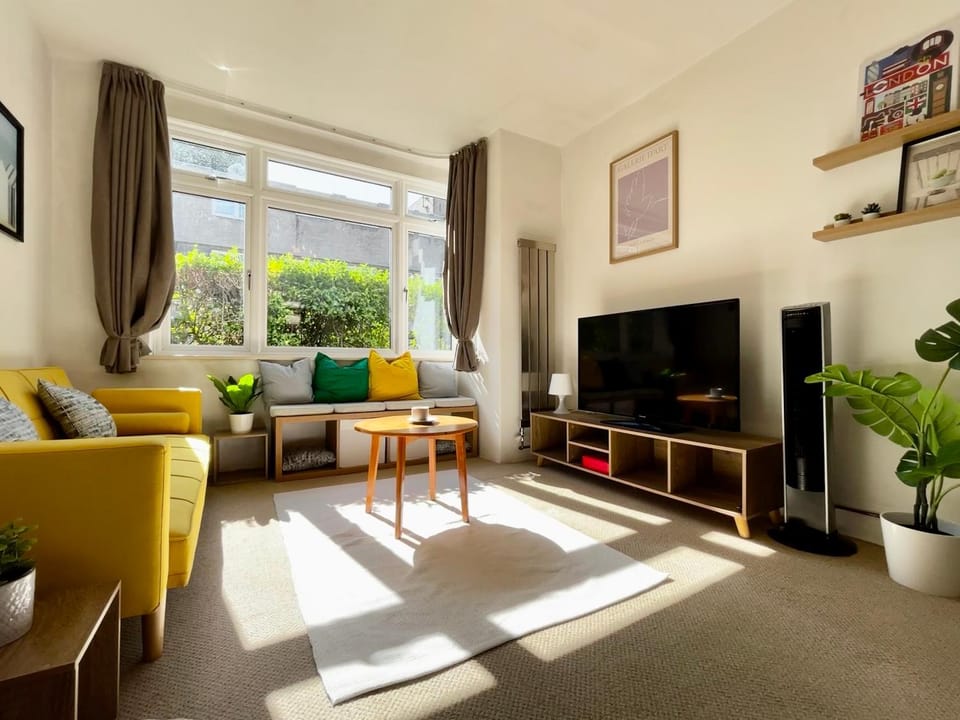 Communal lounge/ TV room, TV and multimedia, Living room, Seating area
