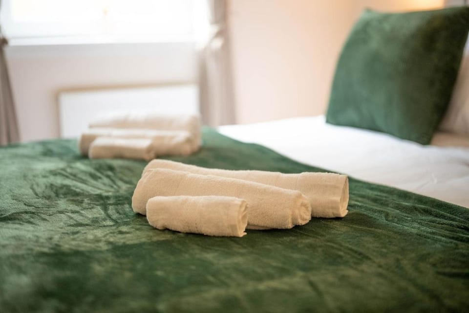 Bed, Bedroom, towels