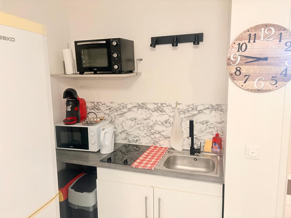 Coffee/tea facilities, Kitchen or kitchenette, oven, stove
