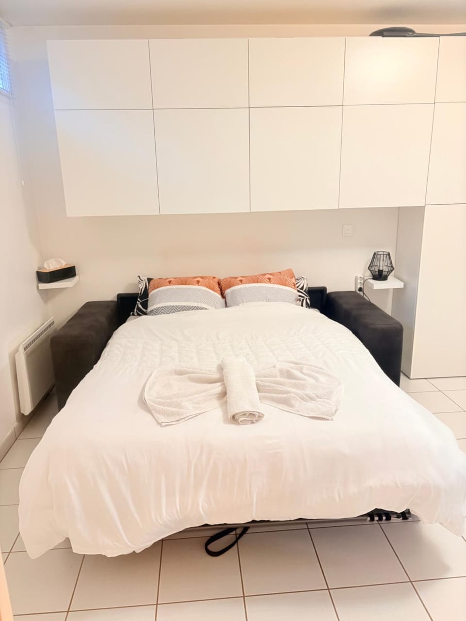 Bed, towels