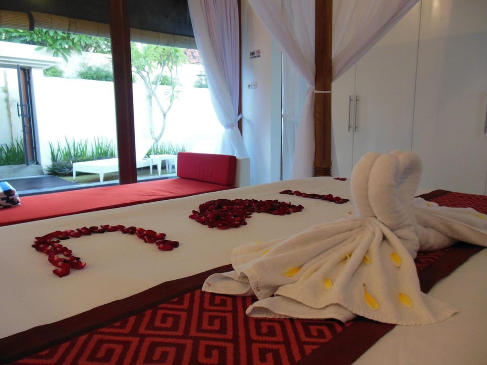 Bed, Other, Photo of the whole room, Decorative detail, On site, Pool view, Seasons, Sunset
