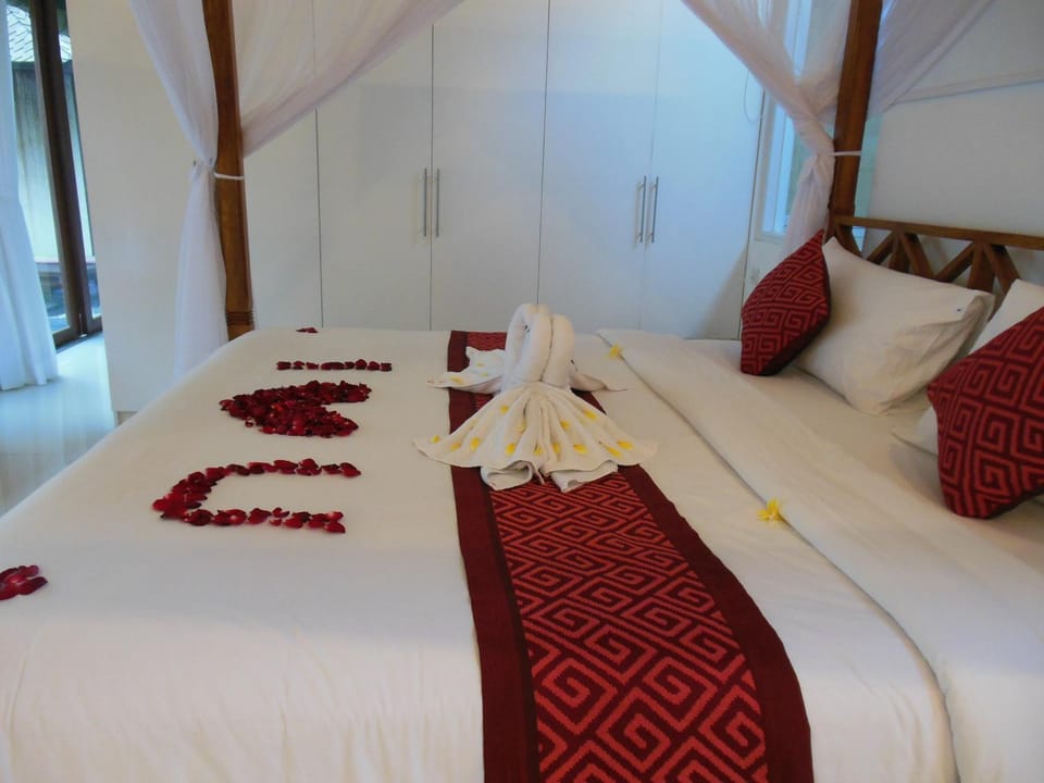 Bed, Photo of the whole room, Decorative detail, Seasons, Sunset