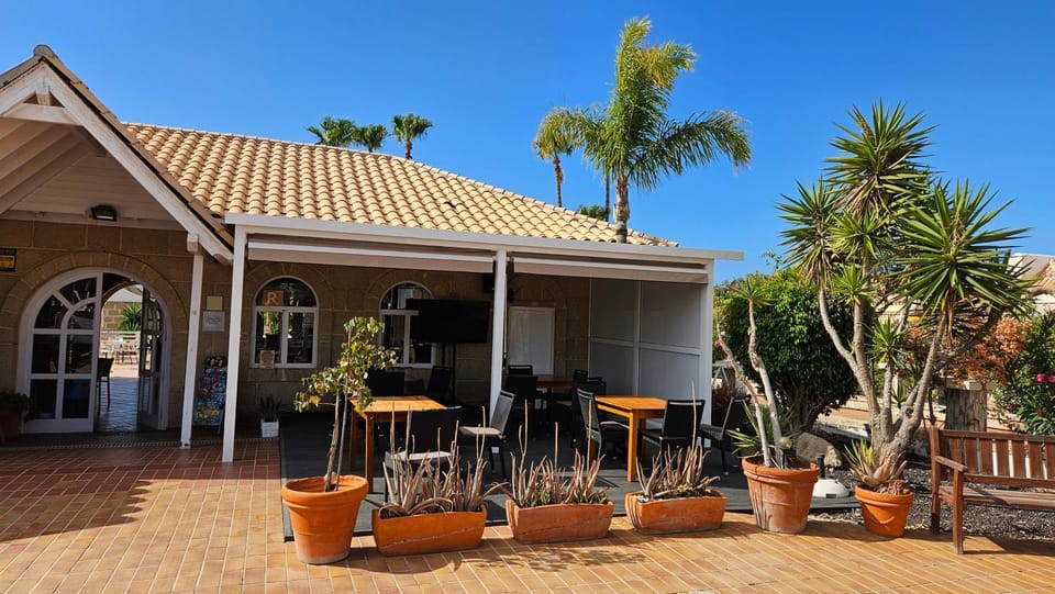 Restaurant/places to eat, Lounge or bar
