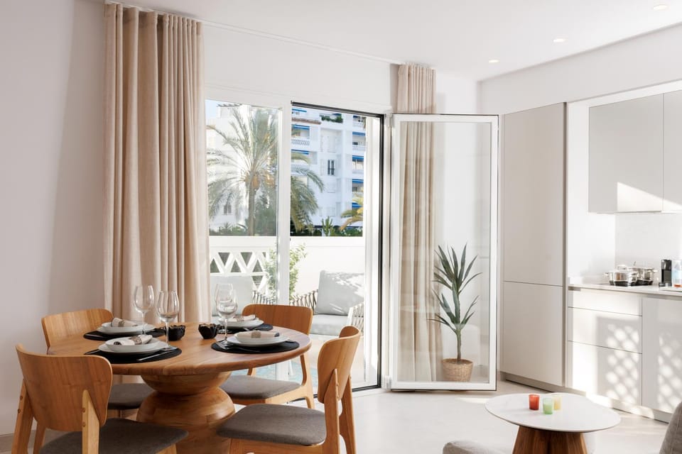 View (from property/room), Balcony/Terrace, Kitchen or kitchenette, Living room, Dining area