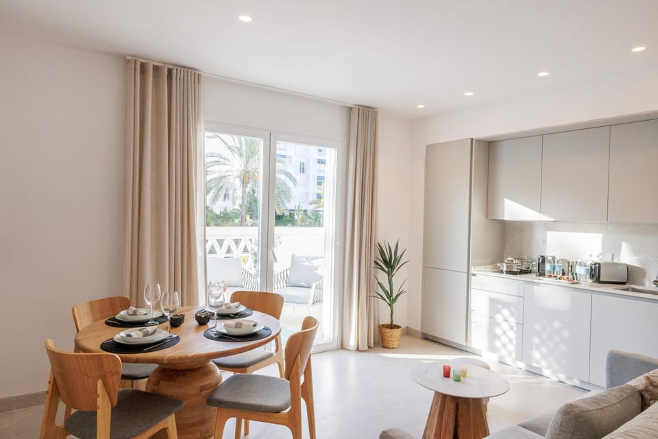 Kitchen or kitchenette, Dining area, City view, Inner courtyard view