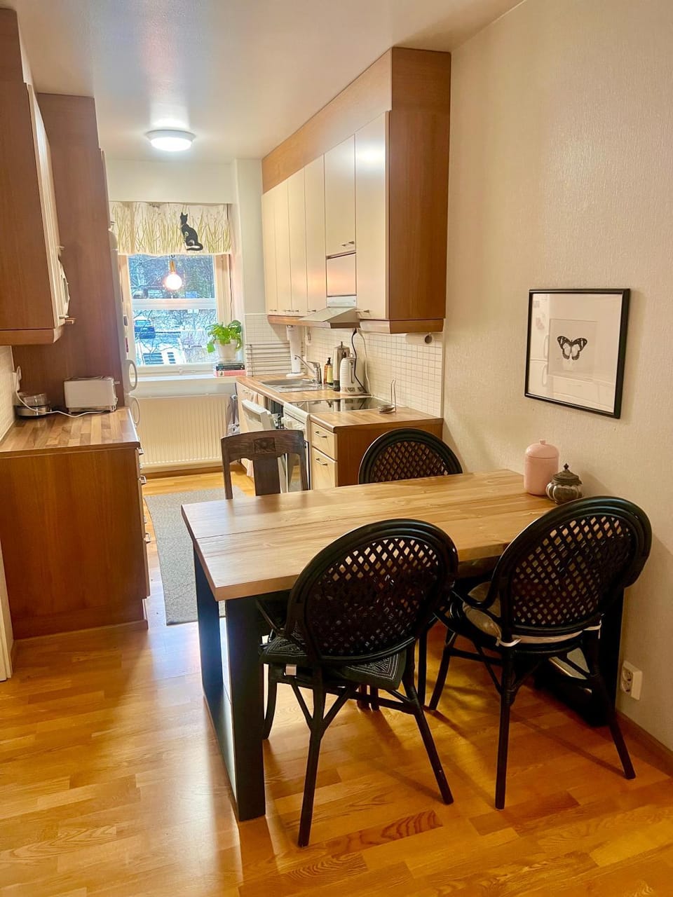 Kitchen or kitchenette, Dining area, stove