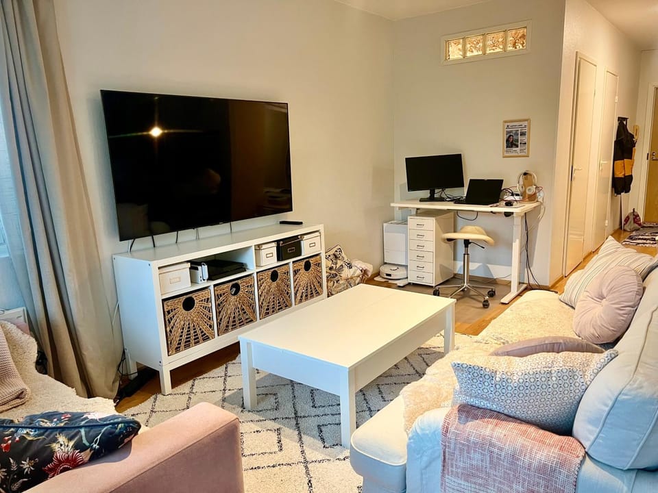 Communal lounge/ TV room, TV and multimedia, Living room, Seating area, Evening entertainment