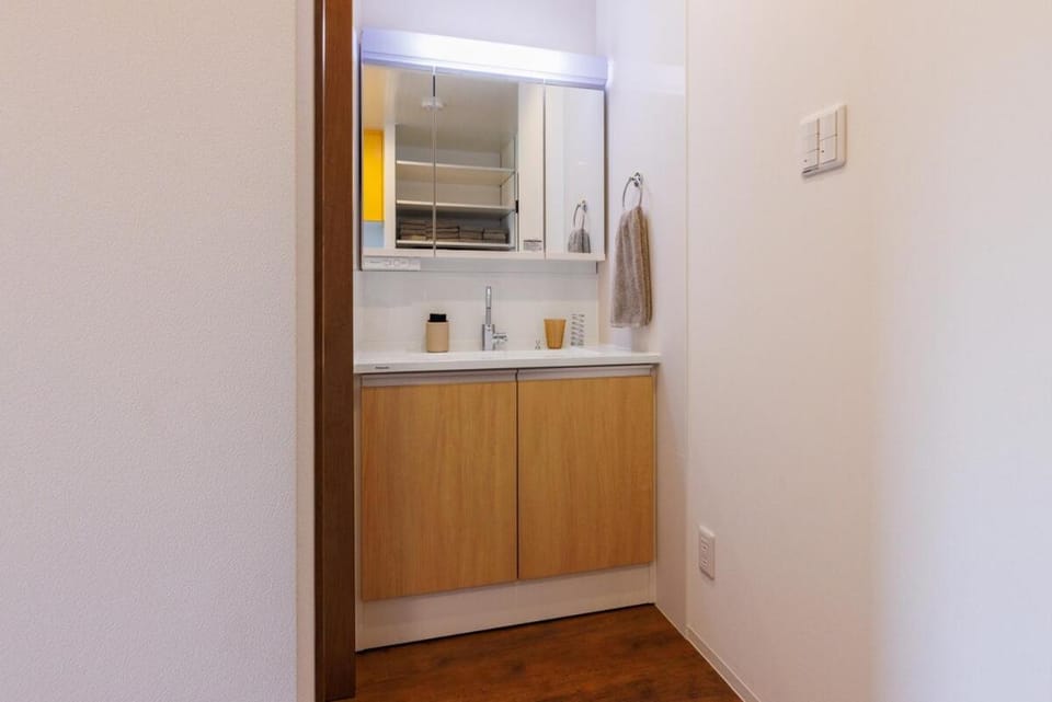 4 minutes by car to American Village Free parking included Accommodates up to 16 people Spacious house tocoa House in Okinawa Prefecture
