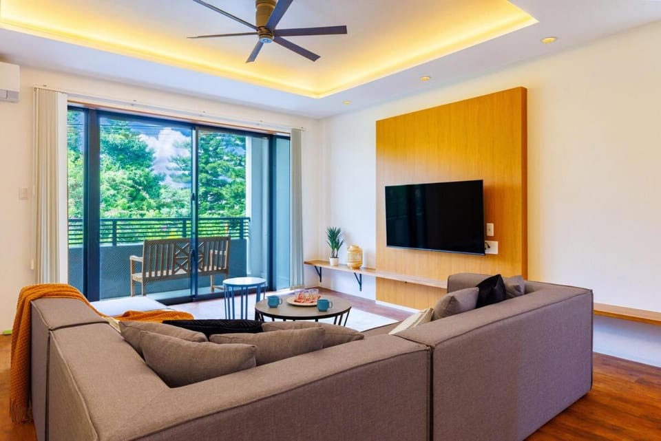 4 minutes by car to American Village Free parking included Accommodates up to 16 people Spacious house tocoa House in Okinawa Prefecture