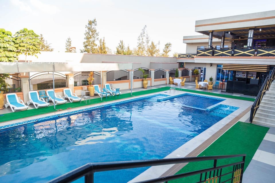 Pool view, Swimming pool, sunbed