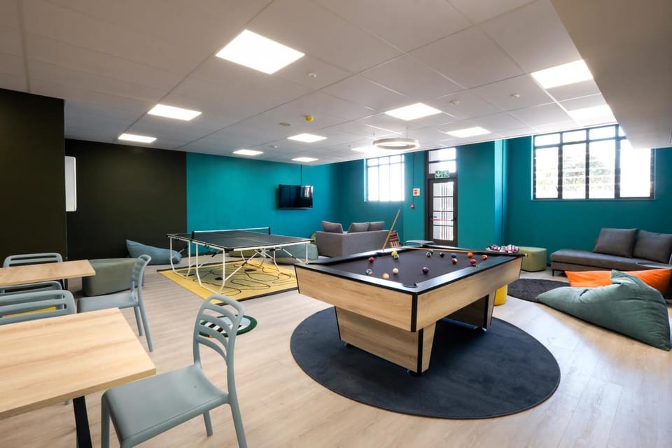Billiard, Game Room
