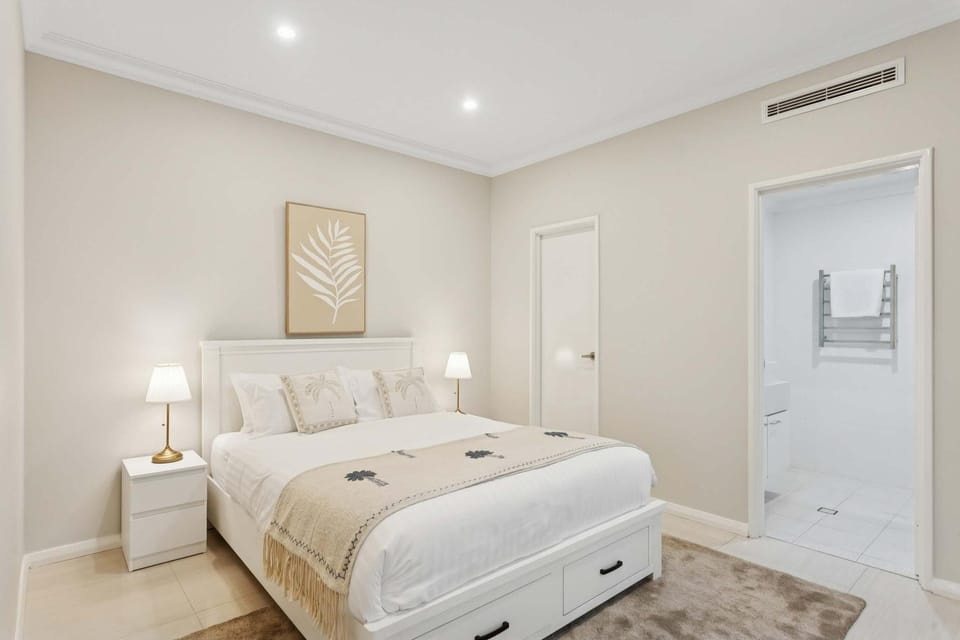 Lake Coogee Retreat - Spacious 4BR with Spa & Near Beach House in Perth