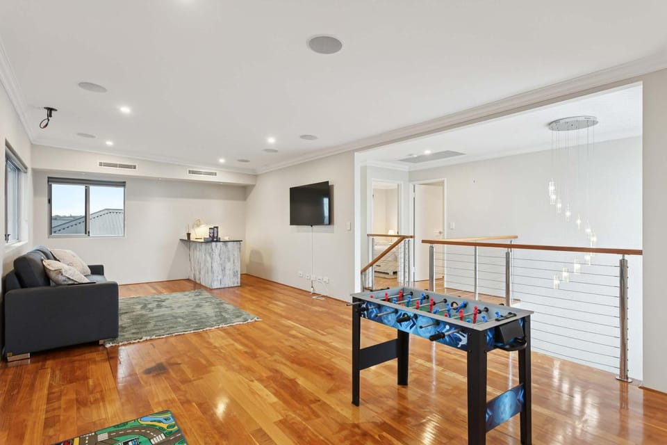 Lake Coogee Retreat - Spacious 4BR with Spa & Near Beach House in Perth