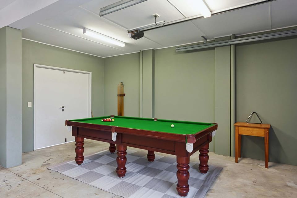 Lake Coogee Retreat - Spacious 4BR with Spa & Near Beach House in Perth