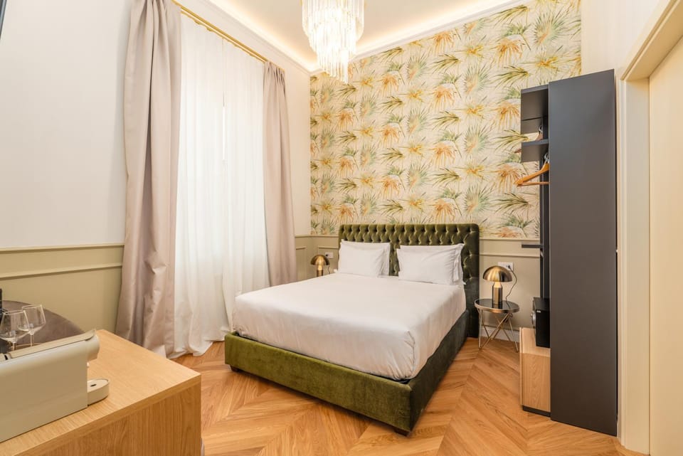Photo of the whole room, Bedroom