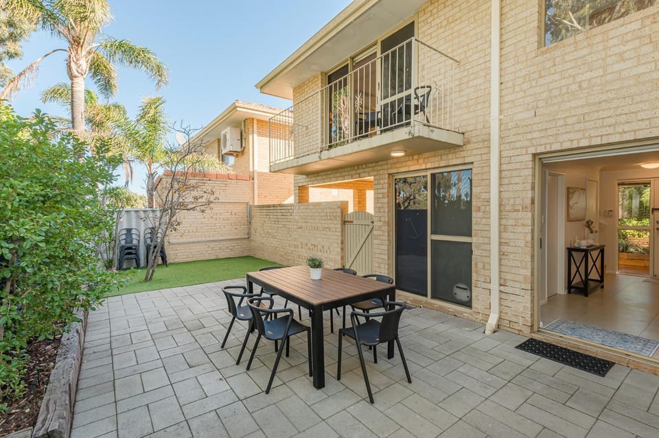 Coastal Comfort 1 King, 2 Queen beds with Park Views House in Perth