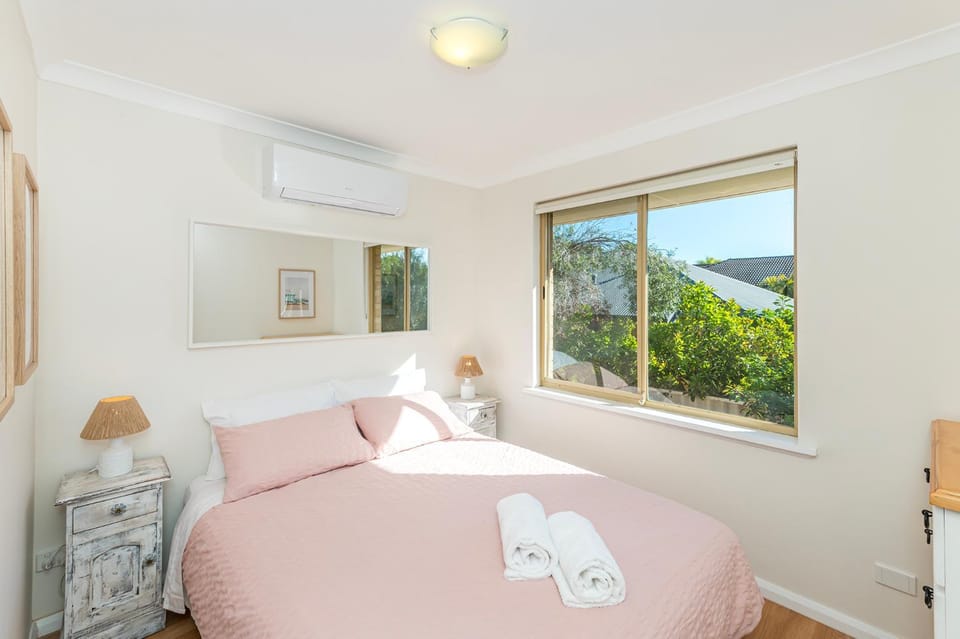 Coastal Comfort 1 King, 2 Queen beds with Park Views House in Perth