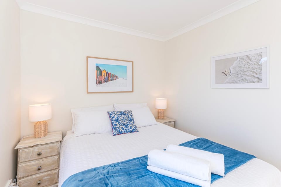 Coastal Comfort 1 King, 2 Queen beds with Park Views House in Perth