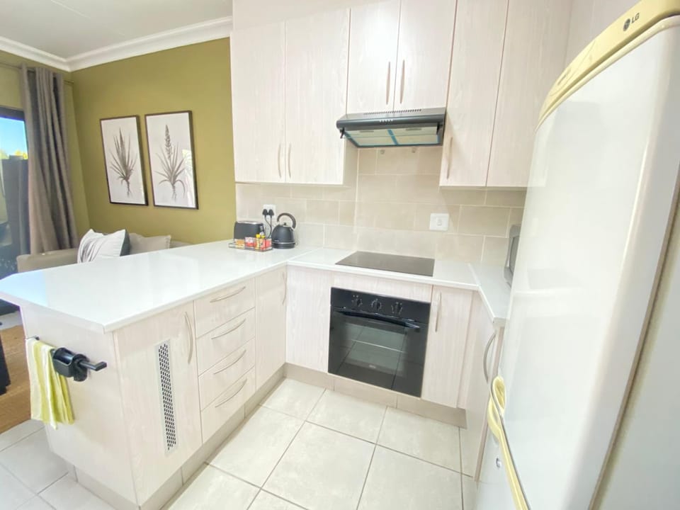 Kitchen or kitchenette, minibar, stove