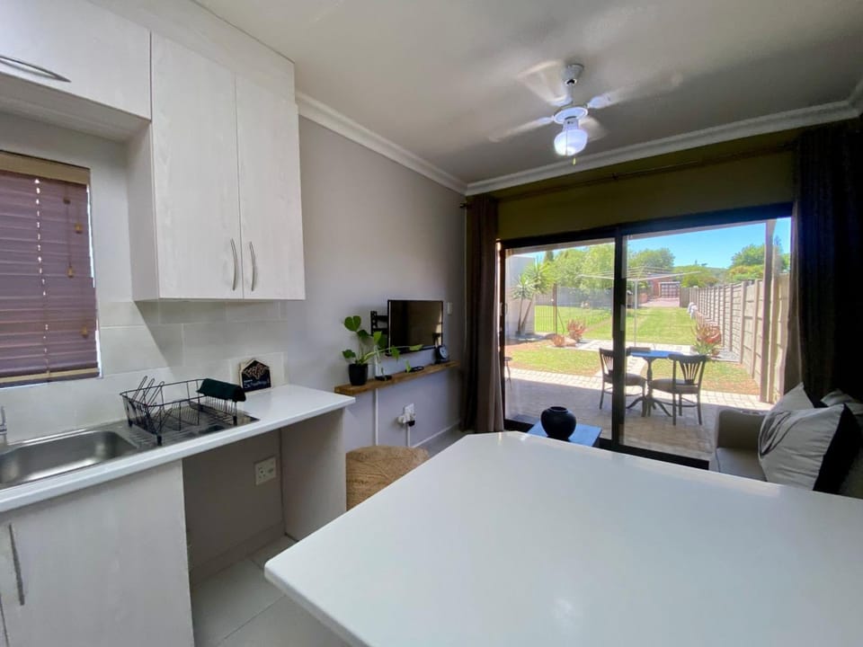 Kitchen or kitchenette, minibar, stove