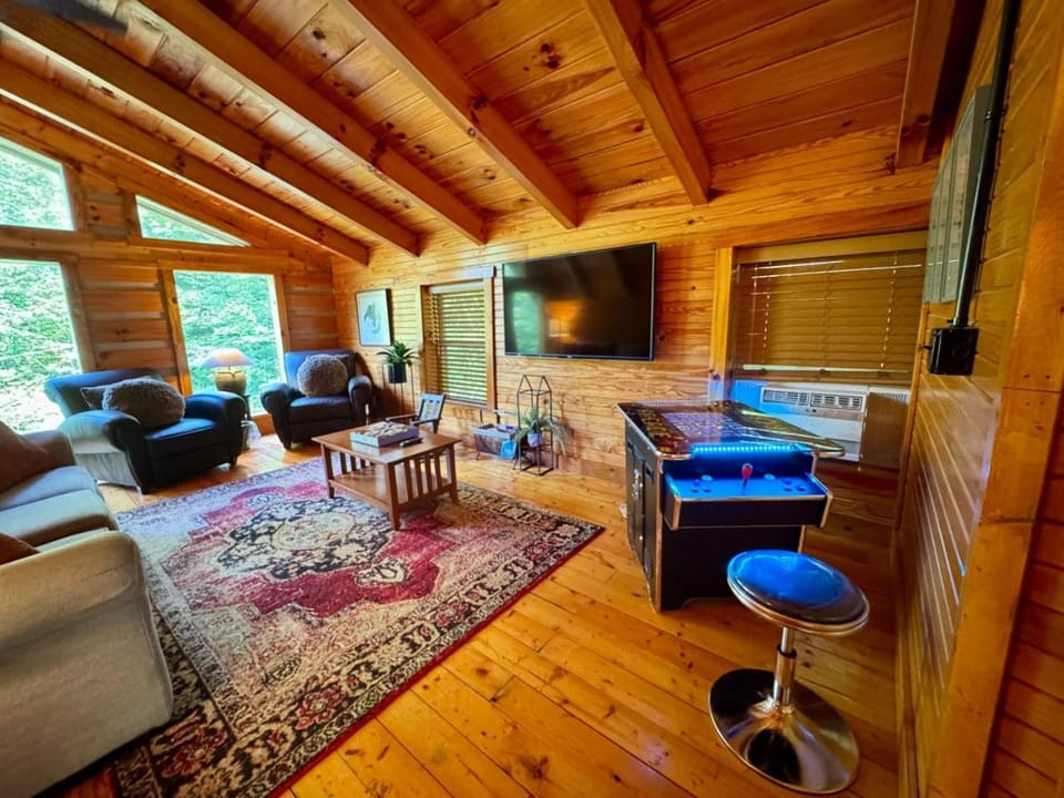 Hot Tub & WiFi - Big Boulder - Red River Gorge KY House in Kentucky