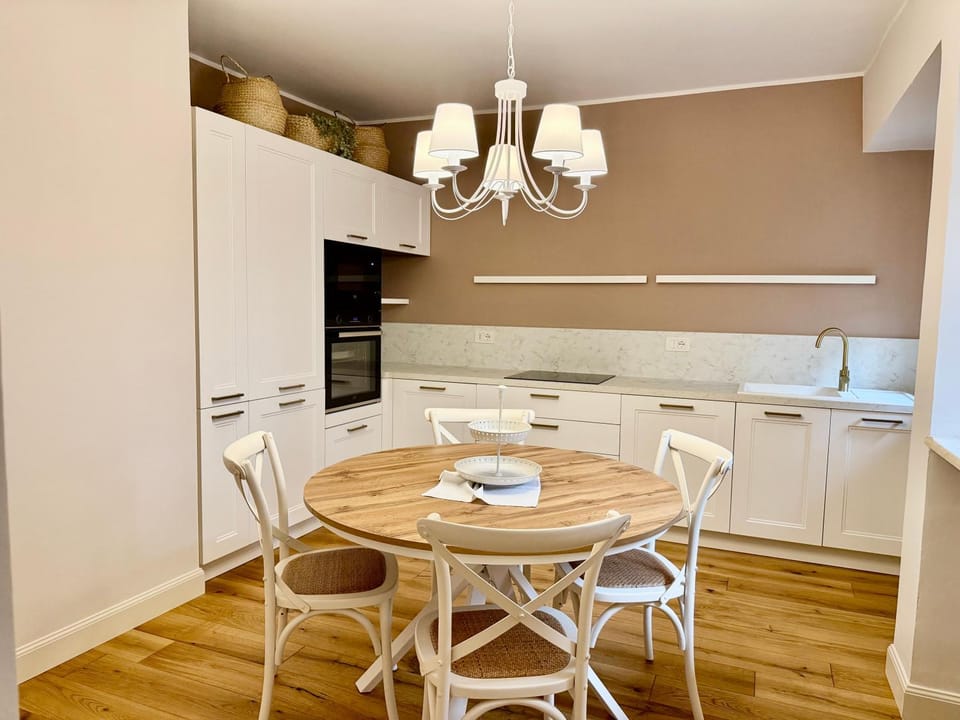 Kitchen or kitchenette, Dining area, stove